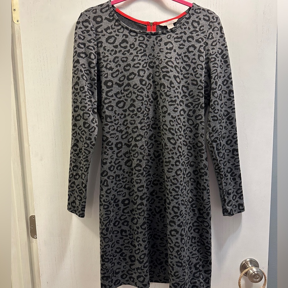 Banana Republic sweater dress. SZ 10.Gray/Black animal print. Red zipper in back